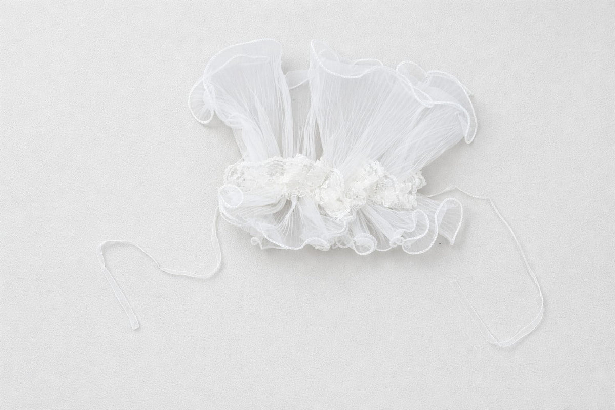 TIPY TIPY TAP Girls White Lace Ruffle Wrist Corsage | Elegant Party & Wedding Hand Accessory