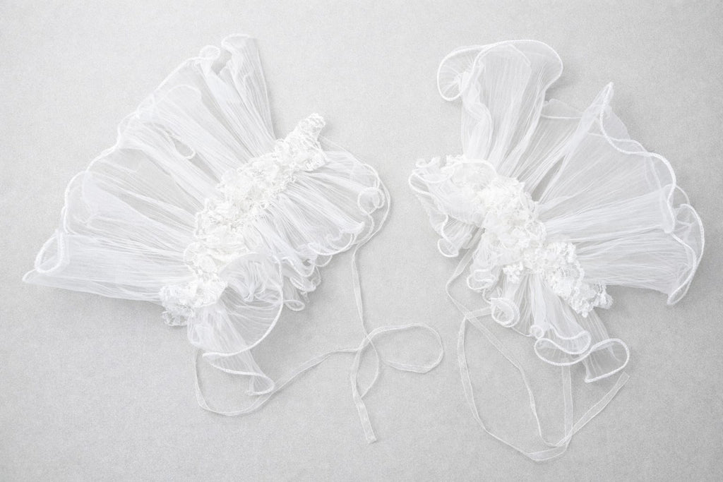 TIPY TIPY TAP Girls White Lace Ruffle Wrist Corsage | Elegant Party & Wedding Hand Accessory