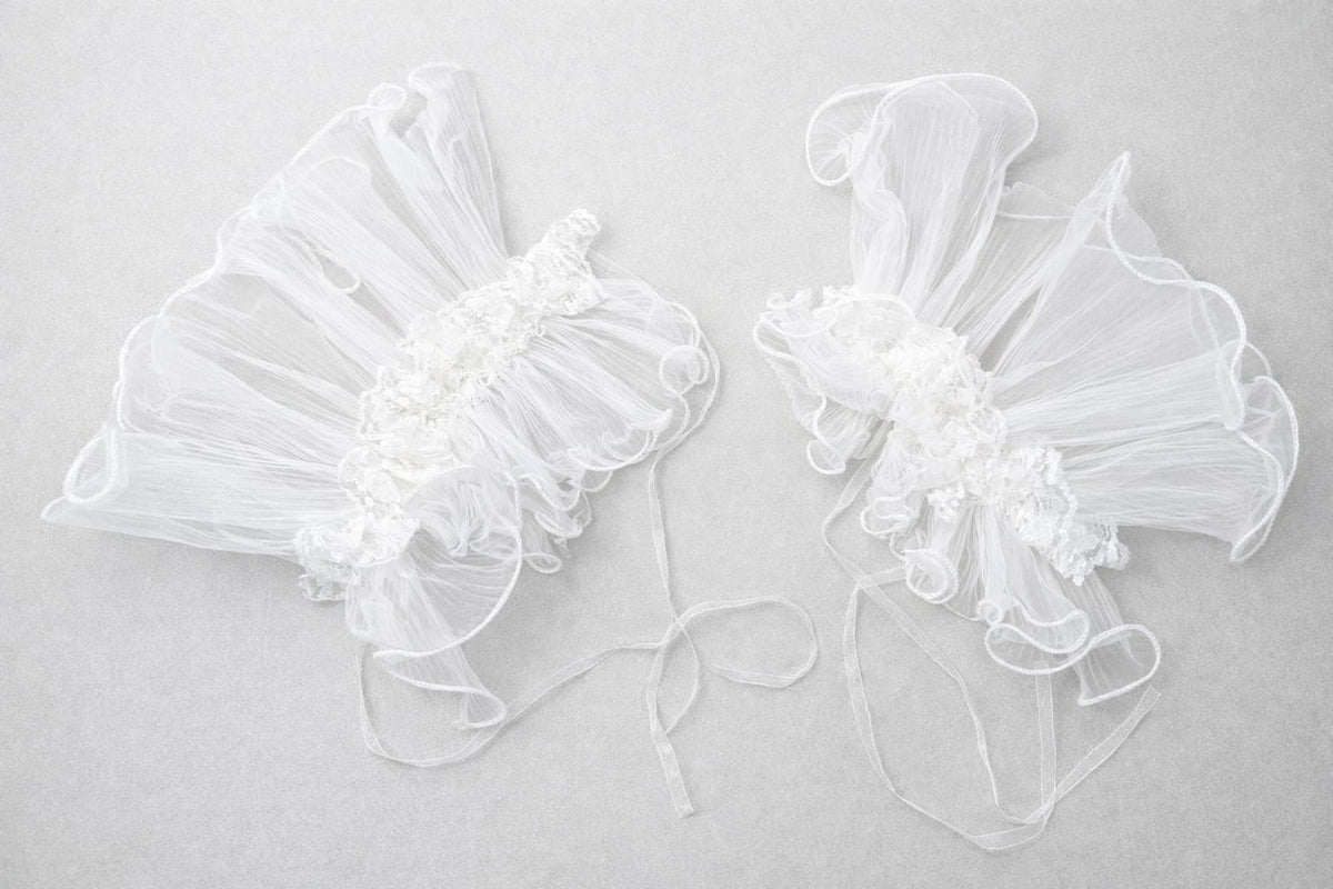 TIPY TIPY TAP Girls White Lace Ruffle Wrist Corsage | Elegant Party & Wedding Hand Accessory