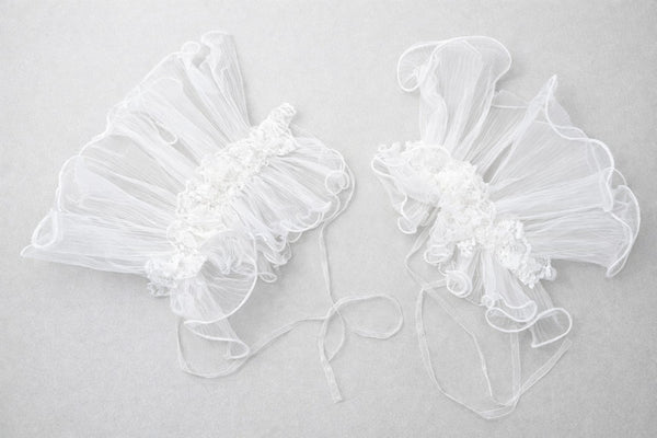 TIPY TIPY TAP Girls White Lace Ruffle Wrist Corsage | Elegant Party & Wedding Hand Accessory
