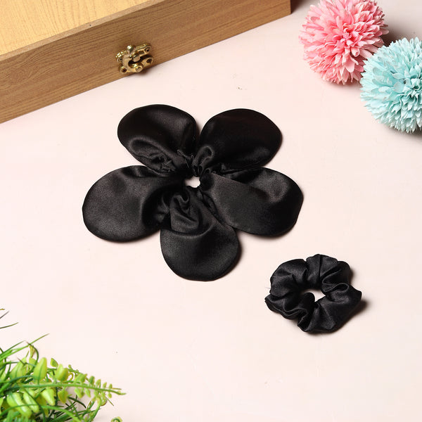 TIPY TIPY TAP FLOWER SHAPE SCRUNCHIE - BLACK