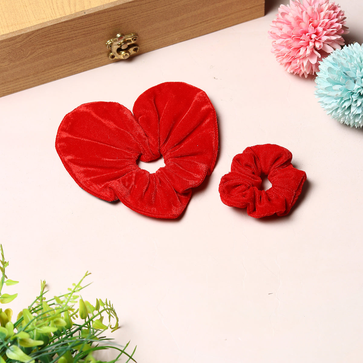 TIPY TIPY TAP HEART SHAPE SCRUNCHIE - RED