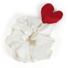 TIPY TIPY TAP 3D HEART SCRUNCHIE - WHITE/RED