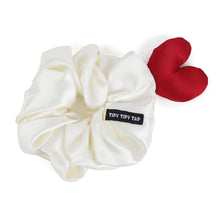 TIPY TIPY TAP 3D HEART SCRUNCHIE - WHITE/RED